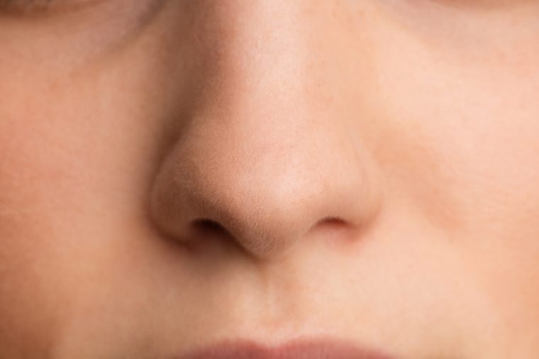 5. Mũi: Việc vệ sinh mũi bằng ngón tay hay tăm bông có thể gây ra các vết xước nhỏ bên trong mũi, khiến mũi của bạn chảy máu. Việc này khiến vi khuẩn thâm nhập và khiến mũi bạn kích ứng. Thay vào đó, hãy thổi mạnh mũi vào khăn giấy để vệ sinh mũi của bạn. Nguồn: The Healthy.