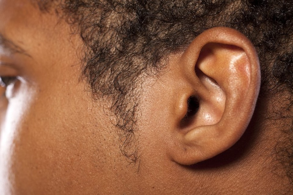 1. Tai: Ráy tai thực sự làm sạch tai của bạn bằng cách thu gom bụi bẩn và mảnh vụn, sau đó đưa chúng ra ngoài. Nếu bạn cố vệ sinh tai bằng tăm bông hay các vật dụng khác, bạn sẽ đẩy chất sáp đó vào sâu hơn và ngăn nó không thể chảy ra ngoài một cách tự nhiên. Khi đó, ráy tai được tạo ra liên tục và tích tụ có thể khiến bạn nghe kém hoặc nhiễm trùng tai. Thay vào đó, hãy đợi để lau sạch ráy tai cho đến khi nó ra bên ngoài tai. Nguồn: The Healthy.
