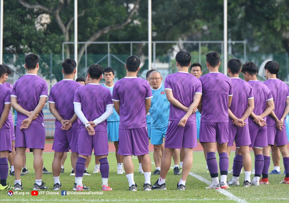Sau khi tham quan sân vận động quốc gia Singapore, tuyển Việt Nam trở lại sân tập quen thuộc để chuẩn bị cho lượt trận gặp Thái Lan tại bán kết AFF Cup 2020. Ảnh: VFF