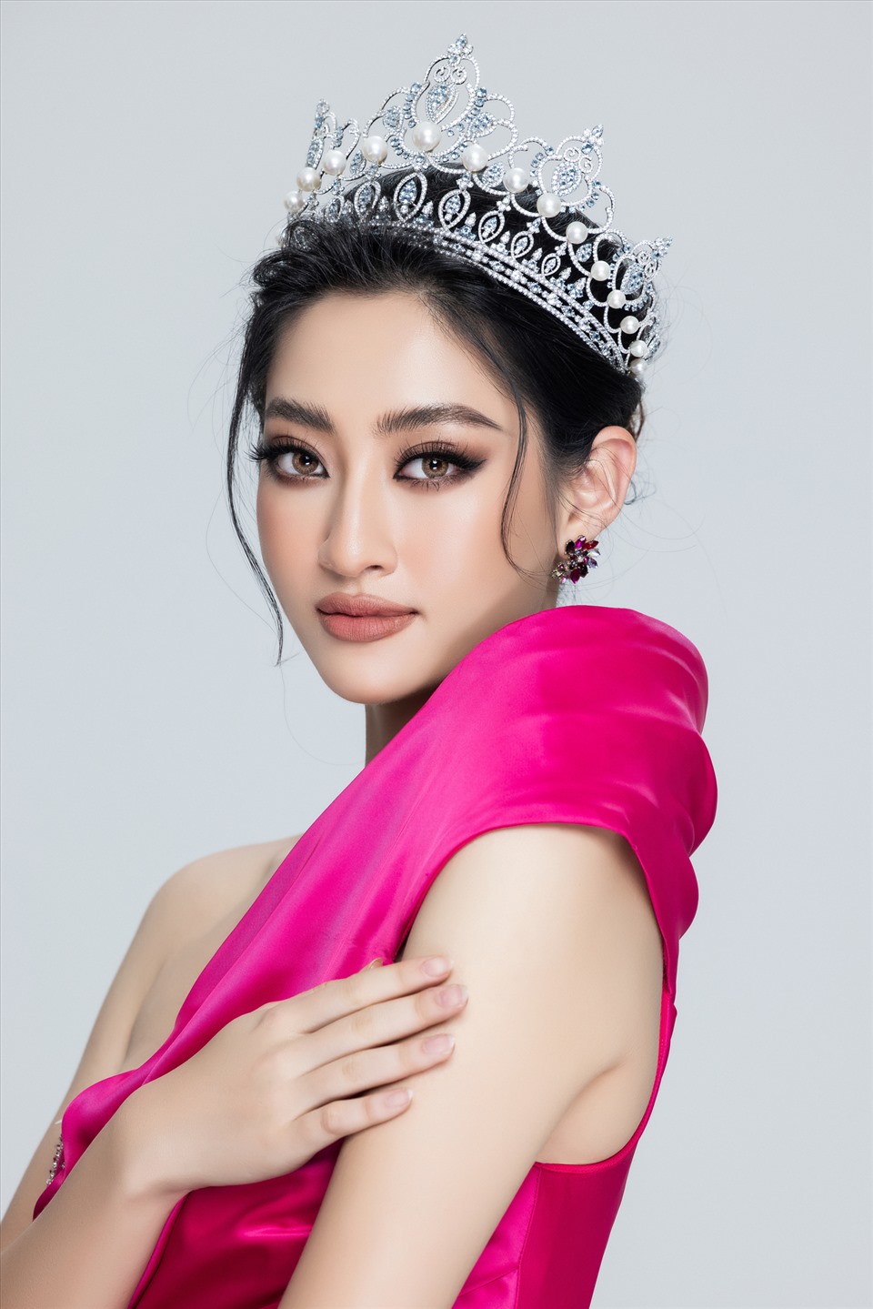 Sau 2 năm, đương kim Miss World Vietnam 2019 đã cho công chúng thấy hình ảnh một hoa hậu chín muồi về nhan sắc và thăng hoa trong nghệ thuật. Ảnh: Sen Vàng.