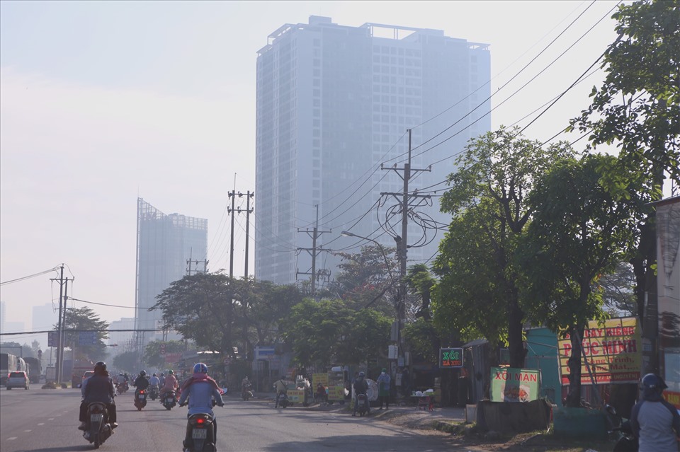 Các tòa nhà cao tầng ẩn hiện trong lớp sương mù. Hình ảnh chụp tại đường Nguyễn Văn Linh (Quận 7).