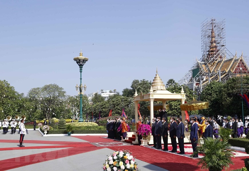 Sáng 21/12, tại Cung điện Hoàng gia ở Thủ đô Phnom Penh, Quốc vương Norodom Sihamoni chủ trì Lễ đón trọng thể Chủ tịch nước Nguyễn Xuân Phúc.