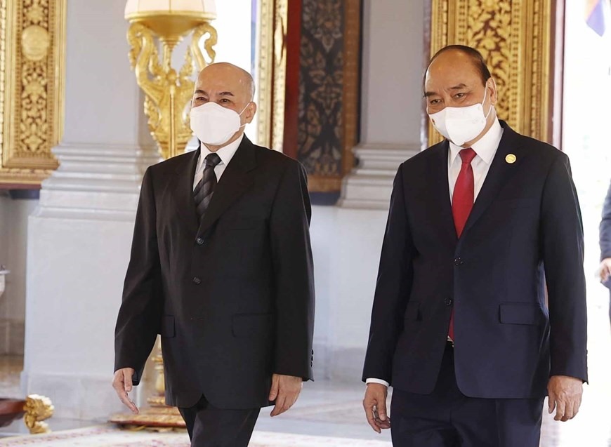 Quốc vương Campuchia Norodom Sihamoni đón Chủ tịch nước Nguyễn Xuân Phúc. Ảnh: TTXVN