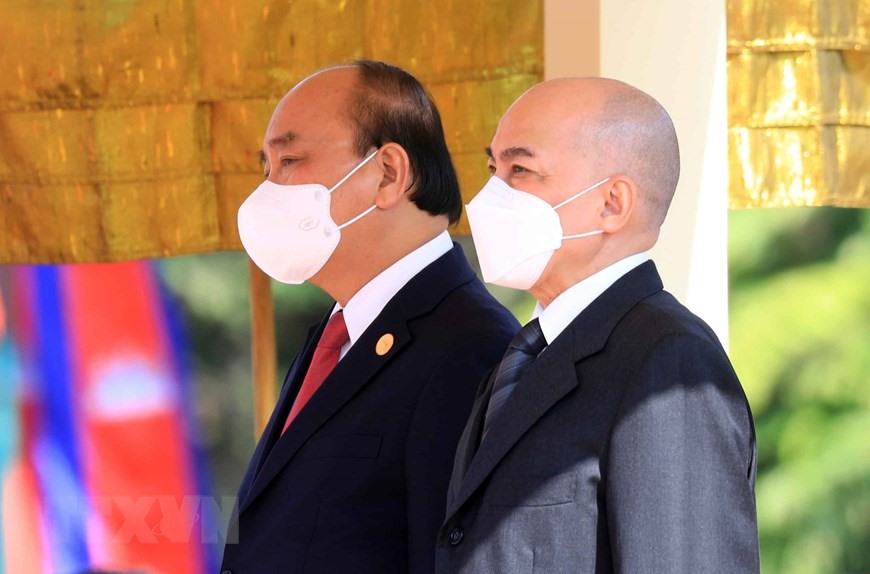 Chủ tịch nước Nguyễn Xuân Phúc và Quốc vương Campuchia nghe quân nhạc cử quốc thiều hai nước. Ảnh: TTXVN