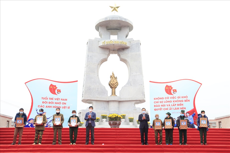 Trung ương Đoàn Thanh niên Cộng sản Hồ chí Minh trao quà cho các cựu thanh niên xung phong có hoàn cảnh khó khăn. Ảnh: H.L