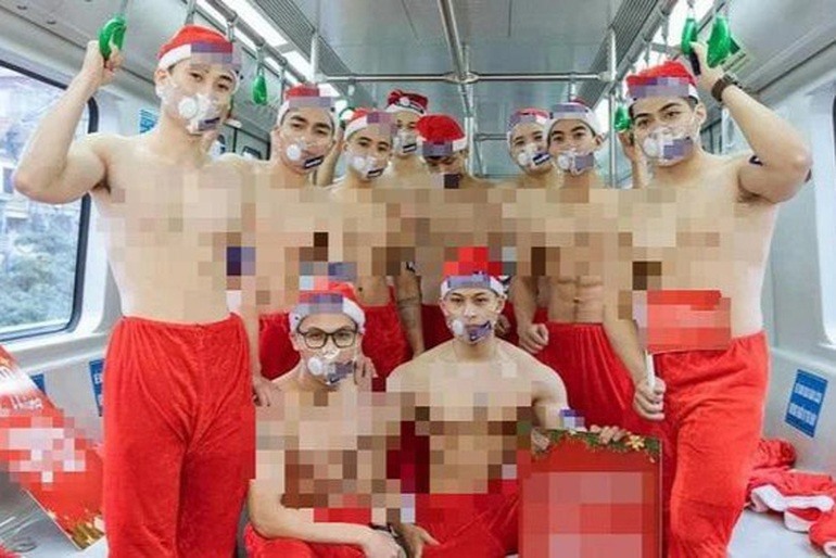 Nhóm thanh niên cởi trần quảng cáo trên tàu điện Cát Linh - Hà Đông. Ảnh: CMH