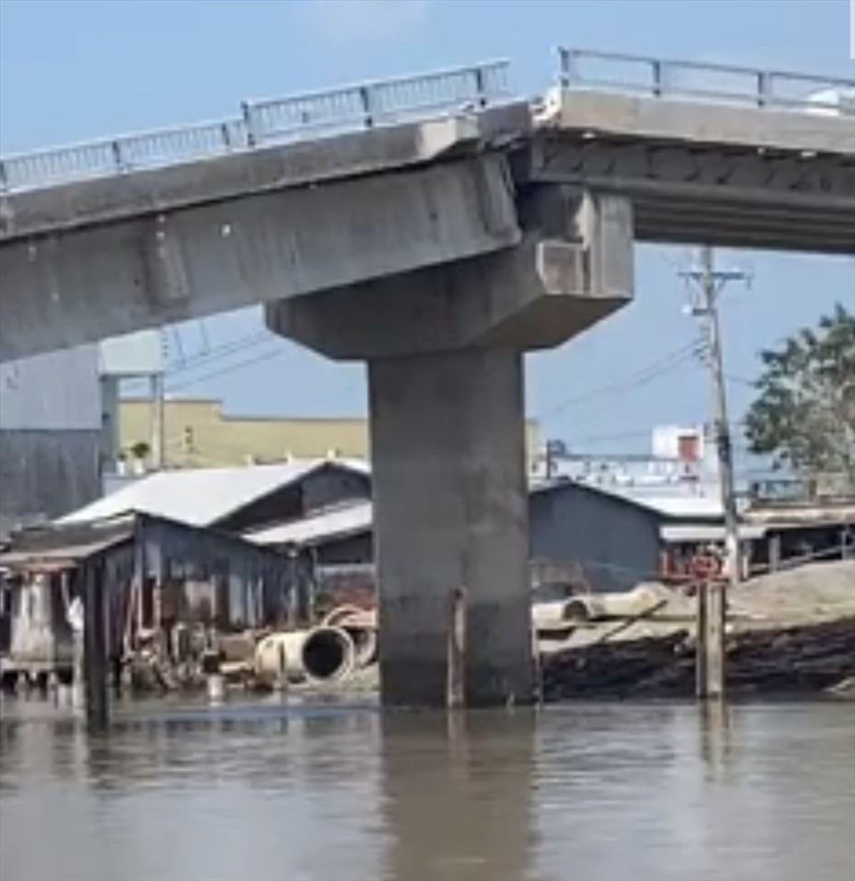 Trước khi nhịp giữa rơi xuống sông, cầu Cái Đôi Vàm, huyện Phú Tân, tỉnh Cà Mau chênh như thế này. Ảnh: từ clip của bạn đọc