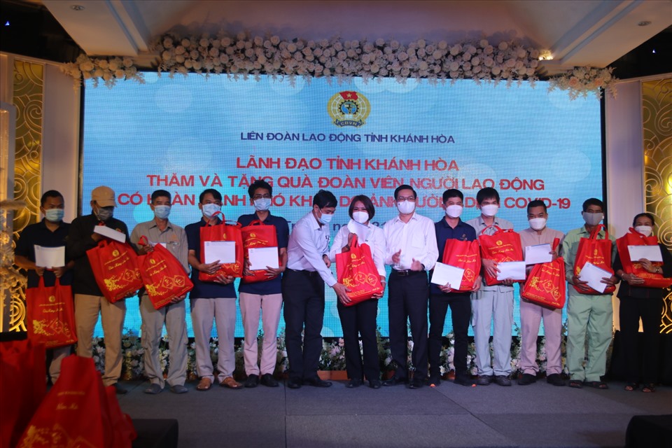 Đã có 800 suất quà từ “Quỹ cứu trợ” được trao cho công nhân khó khăn trên địa bàn tỉnh Khánh Hoà. Ảnh: Phương Linh
