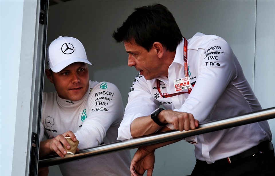 Đứng trước khả năng Lewis Hamilton giải nghệ, Giám đốc Toto Wolff đã tính đến chuyện thuyết phục Valtteri Bottas trở lại với đội Mercedes. Ảnh: planetf1
