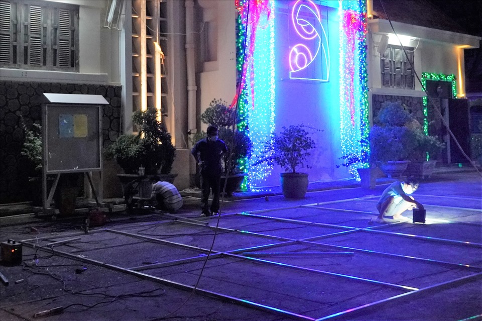 Những thợ đang thi công tất bật trong đêm để hoàn thành trang trí xung quanh Giáo xứ Vũng Tàu. Ảnh: T.A