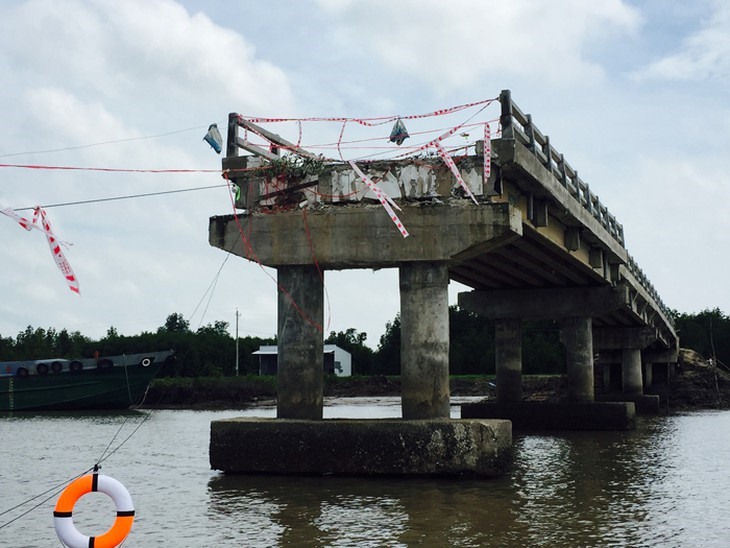 Cầu Ô Rô xã Đất Mũi, huyện Ngọc Hiển, tỉnh Cà Mau tự nhiên sập nhịp giữa sau khi đưa vào sử dụng vào năm 2016. ảnh: Tư tiệu
