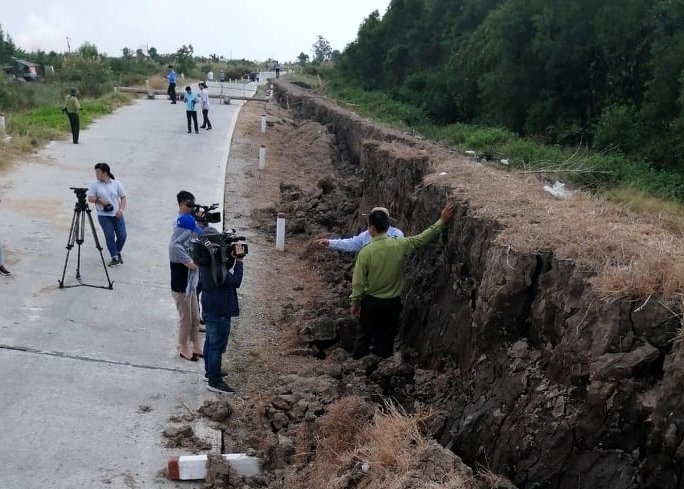 Năm 2020, tỉnh Cà Mau có trên 1.000 điểm sụp đất, xảy ra hiện tượng đường giao thông tự nhiên bị sụp xuống, có nơi sâu đến gần 2 m. Ảnh: Tư liệu