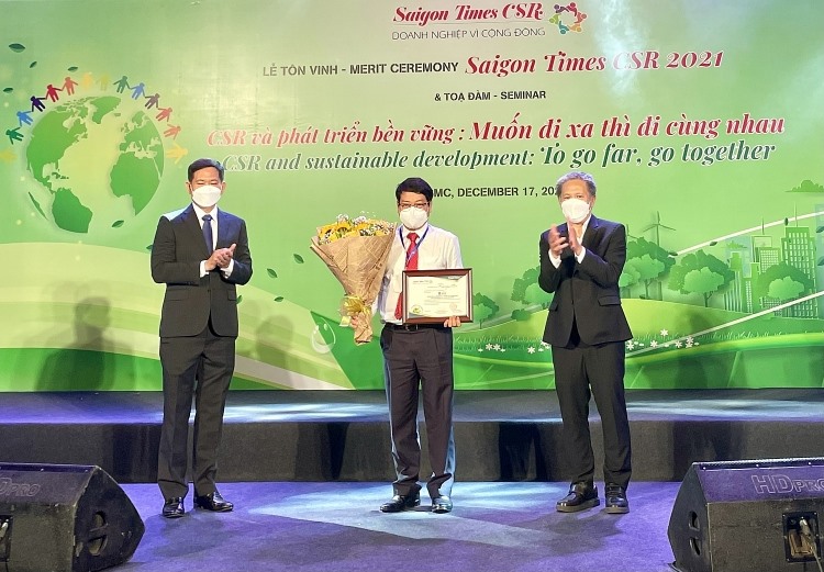 Ông Tống Xuân Phong - Chủ tich Công đoàn đại diện PVFCCo nhận chứng nhận Doanh nghiệp vì cộng đồng