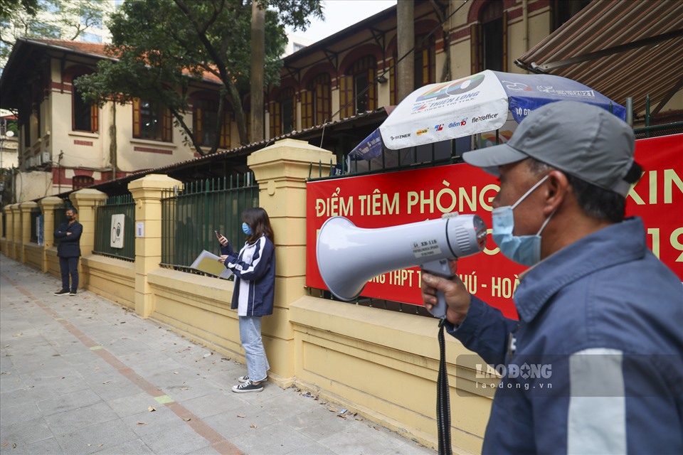 Đến gần trưa cùng ngày, vẫn còn học sinh đến trường THPT Trần Phú xếp hàng, chờ tiêm vaccine.