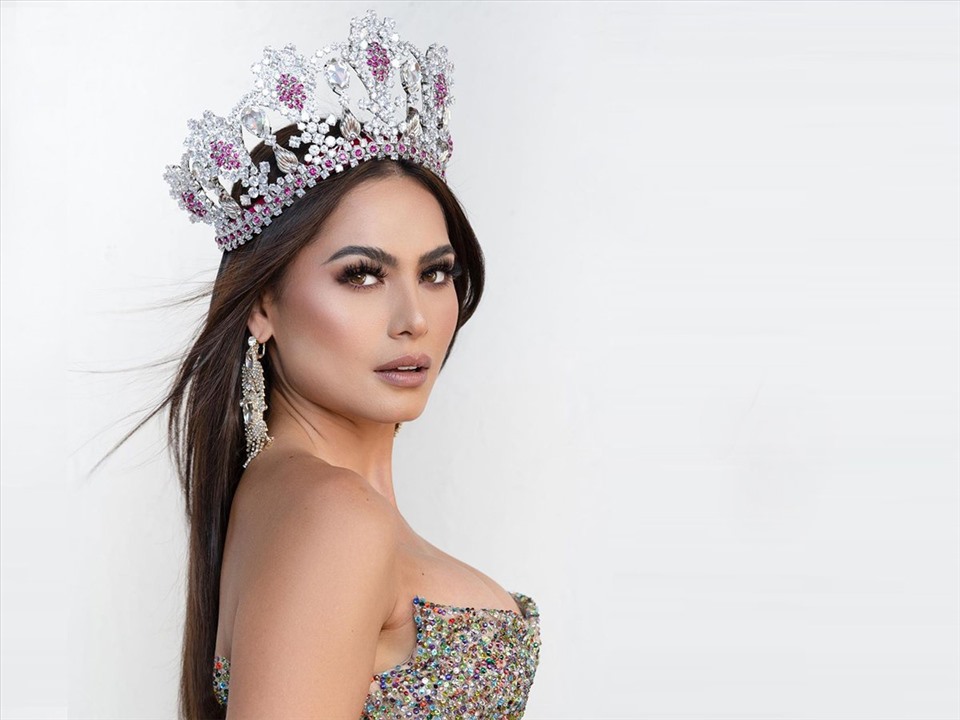 Andrea Meza - người đẹp Mexico đăng quang Miss Universe 2020 (được tổ chức hồi thánh 5.2021 do ảnh hưởng của dịch COVID-19). Nàng hậu sinh năm 1994 sở hữu gương mặt xinh đẹp, sắc xảo và đôi mắt nâu cuốn hút. Cô cao 1m82 cùng số đo ba vòng là 89-66-89cm. Ảnh: M.U