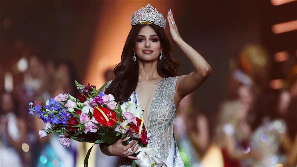 Vượt qua 79 thí sinh khác, Harnaaz Sandhu đã xuất sắc giành ngôi vị Hoa hậu tại Miss Universe 2021. Mỹ nhân Ấn Độ sở hữu chiều cao 1m75 cùng thân hình nóng bỏng, gương mặt khả ái đậm chất Nam Á với đôi mắt sâu cuốn hút. Ảnh: MU