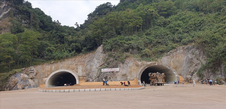 Đường hầm xuyên núi nằm ngay bên bờ vịnh Hạ Long có vốn đầu tư gần 250 tỉ đồng, gồm 2 ống hầm, mỗi ống 3 làn xe, khổ hầm rộng 13,795m. Ảnh: Nguyễn Hùng