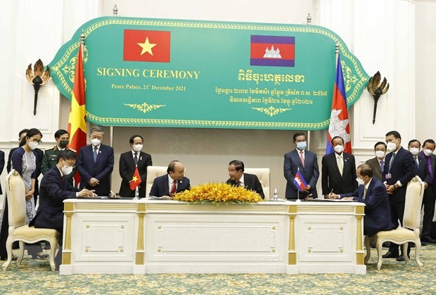 Chủ tịch nước Nguyễn Xuân Phúc và Thủ tướng Campuchia Samdech Techo Hun Sen chứng kiến lễ ký kết và trao đổi văn kiện hợp tác giữa hai nước. Ảnh: TTXVN