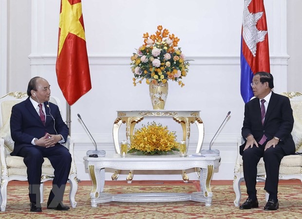 Chủ tịch nước Nguyễn Xuân Phúc gặp Thủ tướng Campuchia Samdech Techo Hun Sen. Ảnh: TTXVN