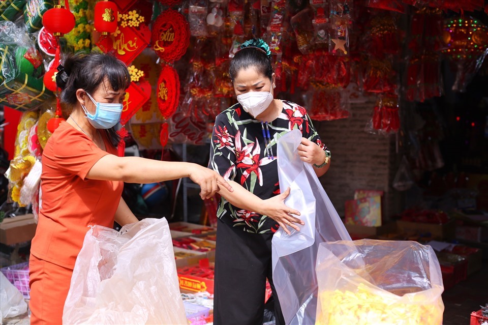 Không khí Tết tràn ngập chợ trang trí lớn nhất TPHCM. Ảnh: Thanh Vũ