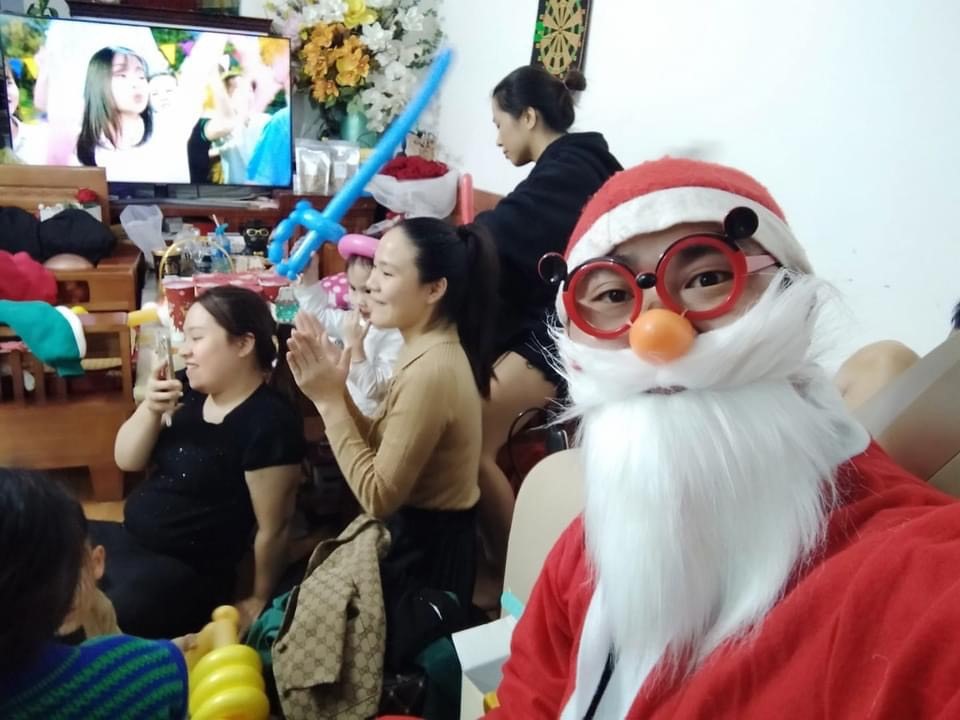 Sự xuất hiện của “ông già Noel” mang lại không khí Giáng sinh an lành, vui vẻ. Ảnh: NVCC (Chụp trước thời điểm dịch bệnh)