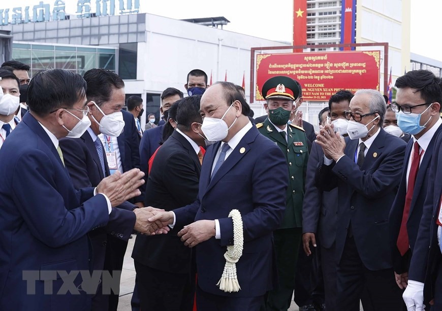Chủ tịch nước Nguyễn Xuân Phúc chia tay cán bộ, nhân viên Đại sứ quán và cộng đồng người Việt Nam ở Campuchia. Ảnh: TTXVN