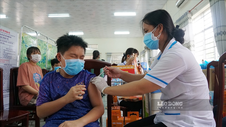 Tiêm vaccine cho trẻ em. Ảnh: Tạ Quang.