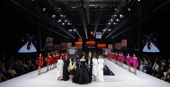 Sân khấu “Tuần lễ thời trang quốc tế Việt Nam 2021” được đầu tư hoành tráng