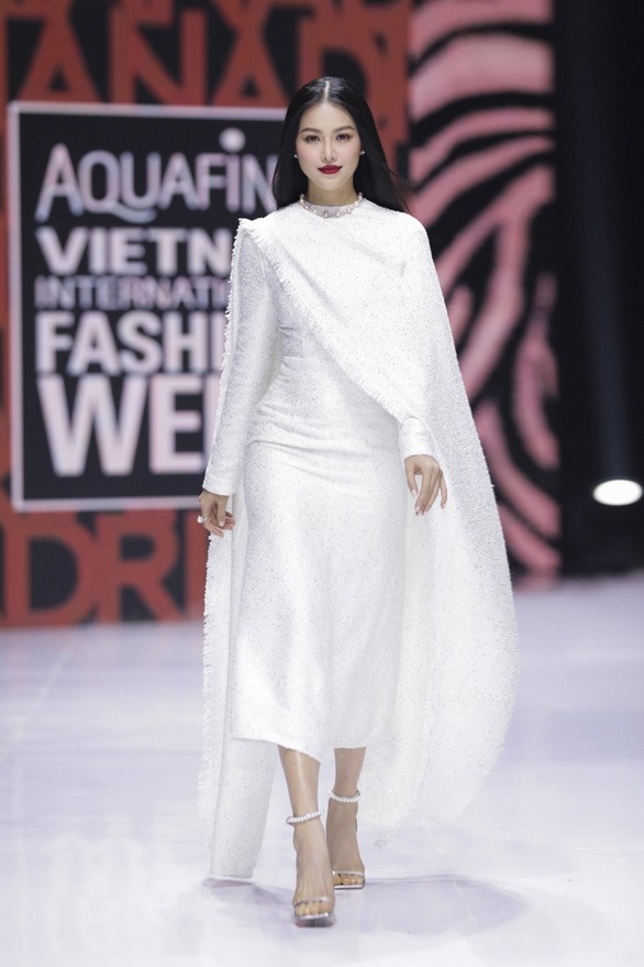 Hoa hậu Trái đất Phương Khánh trong thiết kế màu trắng của Adrian Anh Tuấn