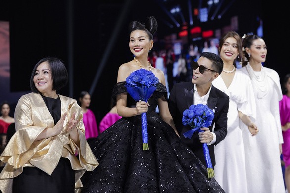 Nhà thiết kế Adrian Anh Tuấn (cầm hoa) cùng Thanh Hằng, bà Trang Lê - chủ tịch Tuần lễ thời trang quốc tế Việt Nam. Ảnh: BTC.