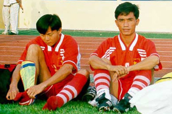 Cựu danh thử Văn Sỹ Hùng (bên phải) từng ghi bàn giúp tuyển Việt Nam hạ Thái Lan với tỉ số 3-0 tại bán kết Tiger Cup 1998. Ảnh tư liệu