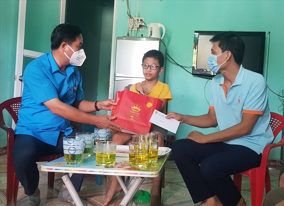 Lãnh đạo LĐLĐ tỉnh Ninh Bình thăm hỏi, động viên gia đinh đoàn viên NLĐ có người thân tham gia chống dịch tại các tỉnh phía Nam. Ảnh: NT