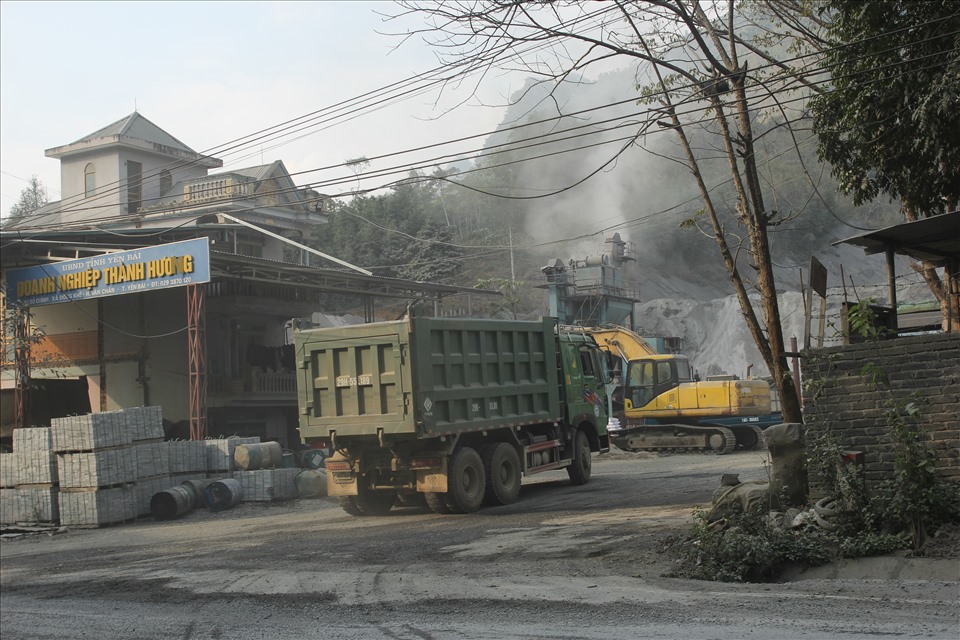 Xưởng sản xuất của doanh nghiệp tư nhân Thành Hương tấp nập xe ra vào, các cột khói nghi ngút.