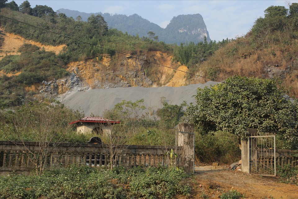Khu vực mỏ nằm sát khu vực nghĩa trang của thôn.