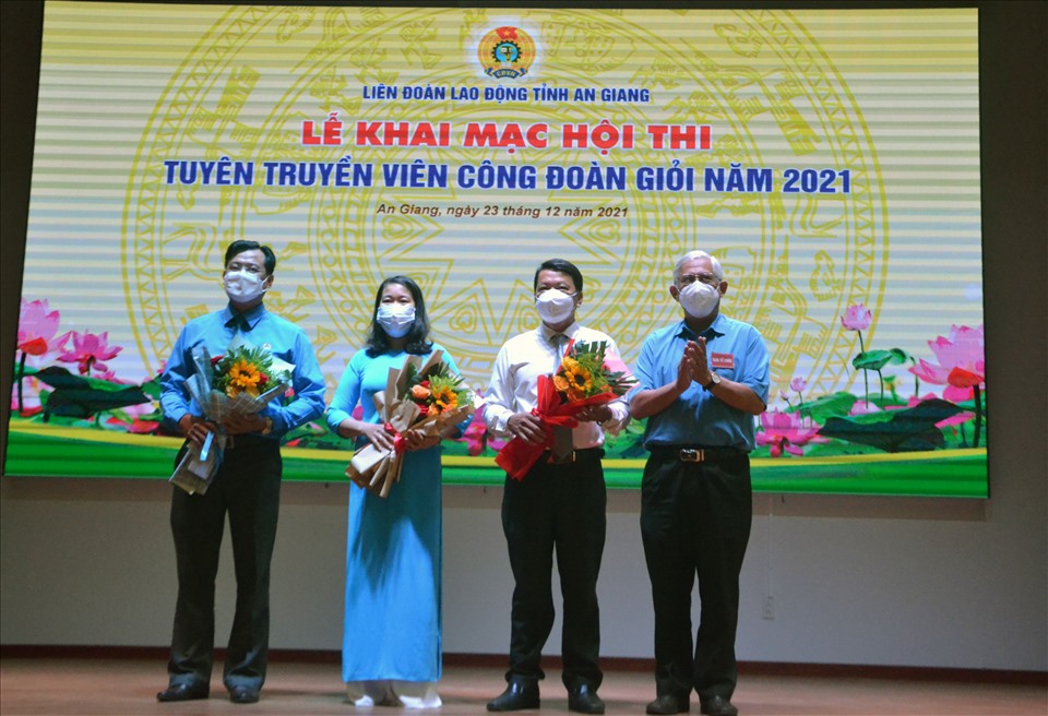 Chủ tịch LĐLĐ tỉnh An Giang Nguyễn Thiện Phú tặng hoa cho Ban giám khảo cuộc thi. Ảnh: LT