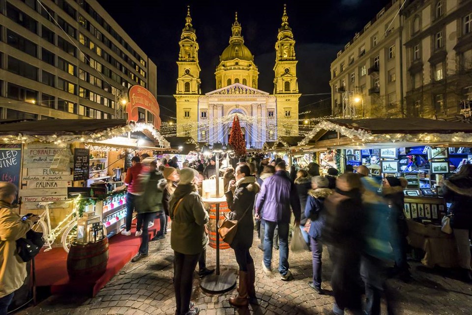 Hội chợ Giáng sinh Budapest - Hungary. Ảnh chụp màn hình