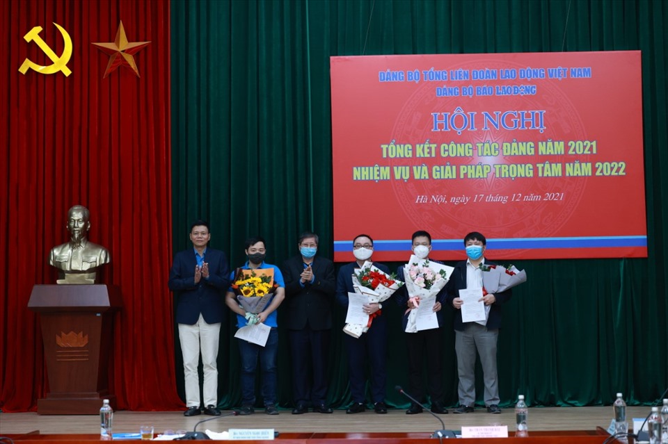 Trao các Quyết định bổ nhiệm tại lễ tổng kết công tác Đảng năm 2021 của Đảng bộ Báo Lao Động. Ảnh: Hải Nguyễn