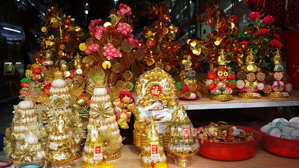Nhiều mặt hàng thể hiện sự may mắn, tài lộc được bày bán tại các cửa hàng như: cây cành vàng lá ngọc, pháo hoa,...