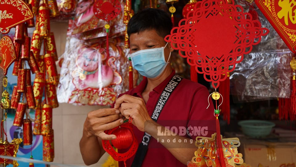 Nhân viên trang trí hàng tết tại cửa hàng.