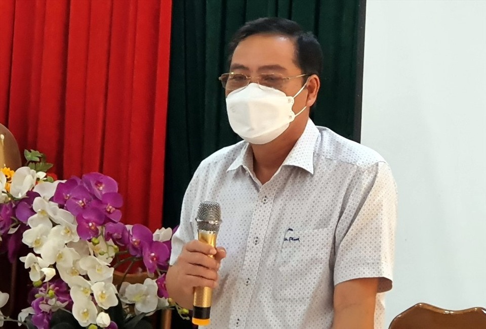 Ông Hồ Hoàn Tất, Giám đốc Sở Giao thông Vận tải tỉnh Cà Mau trả lời tại buổi họp báo. Ảnh: Nhật Hồ