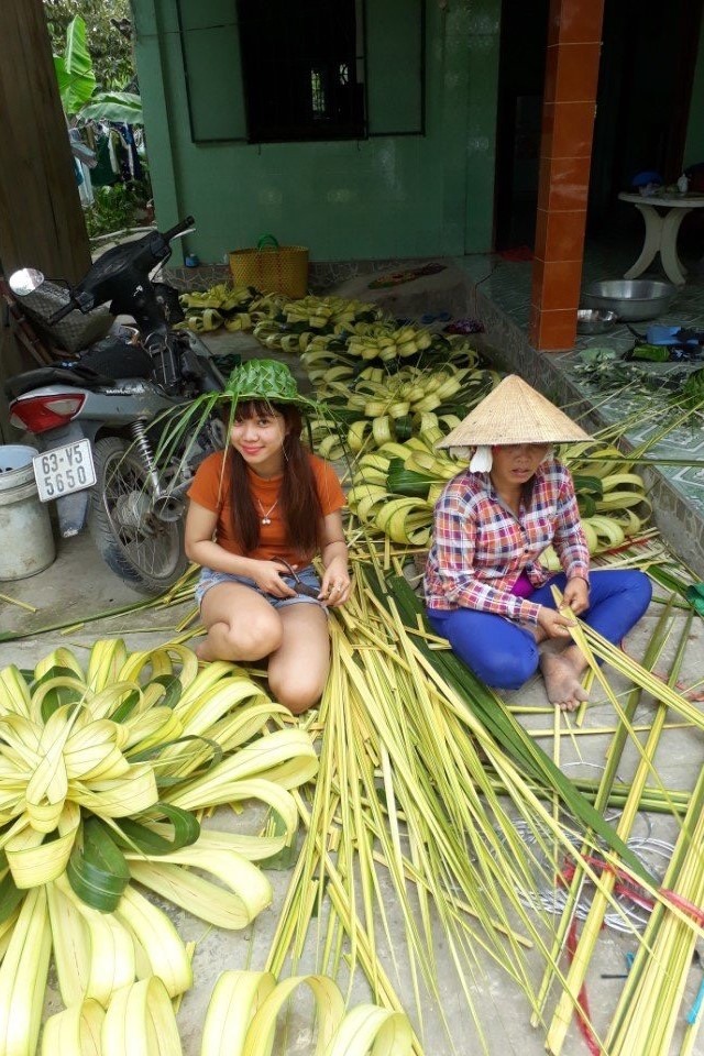 Để dựng hình tượng rồng làm cổng, anh Tâm làm khung bằng tre. Anh tạo hình con rồng bằng xốp sau đó dùng đinh nhỏ để đính các loại trái cây và hoa vào. Trên thân rồng có những quả cau xếp sát nhau làm vảy, ớt dùng làm vây lưng, lá dứa làm bờm, đậu que dùng để viền đôi mắt và miệng, củ tỏi bóc vỏ dùng làm răng.