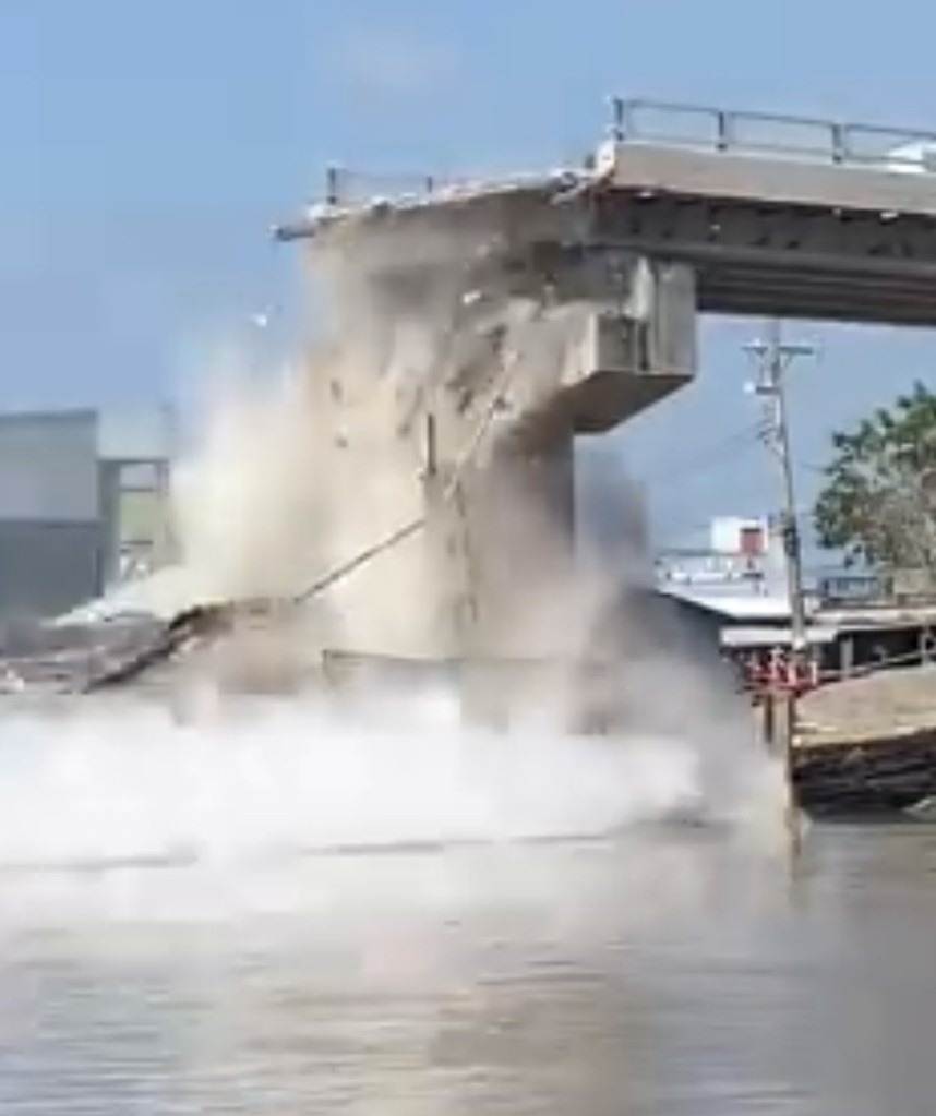 Cầu Cái Đôi Vàm, huyện Phú Tân, tỉnh Cà Mau đổ sập. Ảnh: từ clip