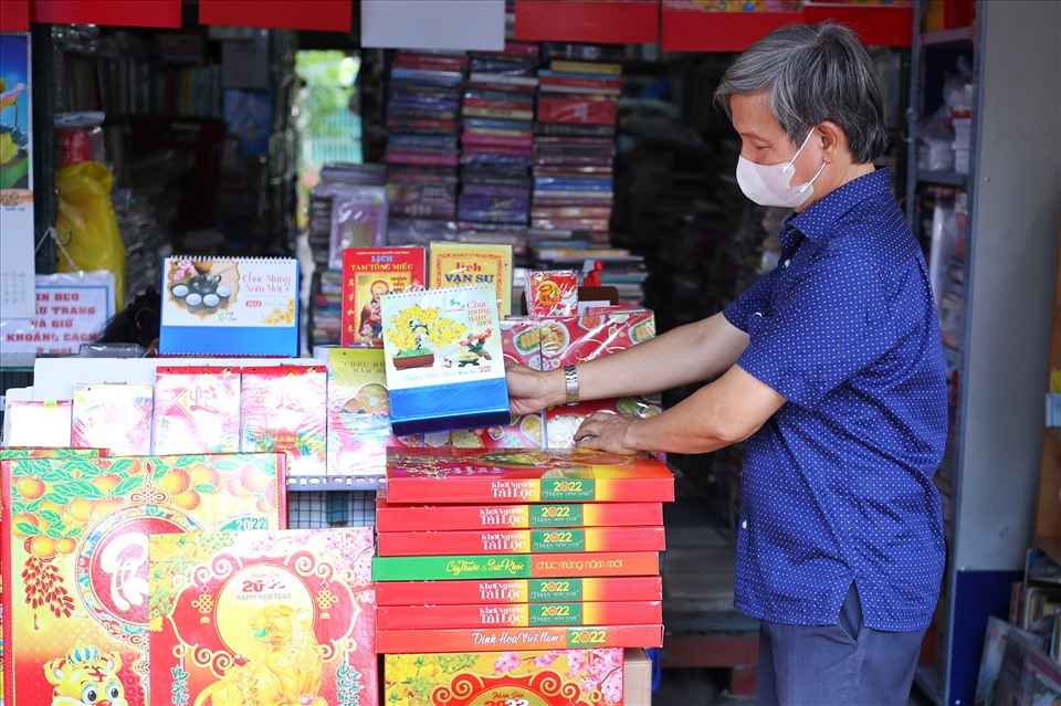 Bên cạnh đó, các cửa hàng buôn bán lịch còn chịu sự cạnh tranh của hình thức kinh doanh lịch trực tuyến. Chủ một cửa hàng trên đường Nguyễn Thị Minh Khai (Quận 3) cho biết: “Tầm này mọi năm là khách đông lắm. Nhưng năm nay mọi người quan ngại dịch COVID-19 nên đặt online nhiều. Các công ty cũng không tặng nhân viên nhiều như trước nên tôi cũng mất nhiều khách đặt số lượng lớn“.