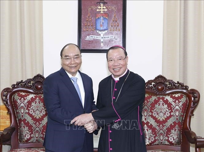 Chủ tịch nước Nguyễn Xuân Phúc chúc mừng Tổng Giám mục Tổng Giáo phận Hà Nội Giuse Vũ Văn Thiên.