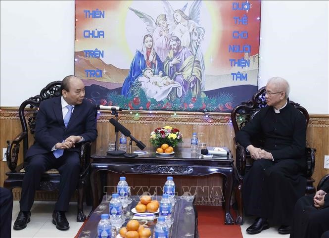 Chủ tịch nước Nguyễn Xuân Phúc và Linh mục Giuse Trần Xuân Mạnh, Chủ tịch Ủy ban Đoàn kết Công giáo Việt Nam.