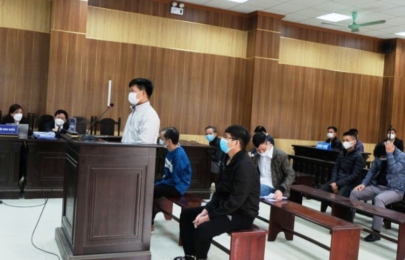 Các bị cáo trong vụ tống tiền ở thị xã Nghi Sơn tại phiên xét xử. Ảnh: N.T