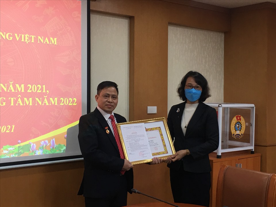 Đồng chí Hà Thị Trang trao Huy hiệu 30 năm tuổi Đảng cho đồng chí Đậu Đình Châu. Ảnh: Kiều Vũ