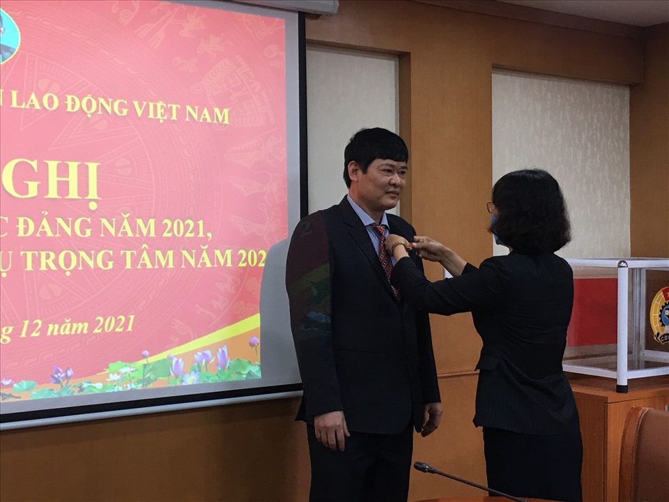 Đồng chí Hà Thị Trang trao Huy hiệu 30 năm tuổi Đảng cho đồng chí Ngô Văn Quân. Ảnh: Kiều Vũ