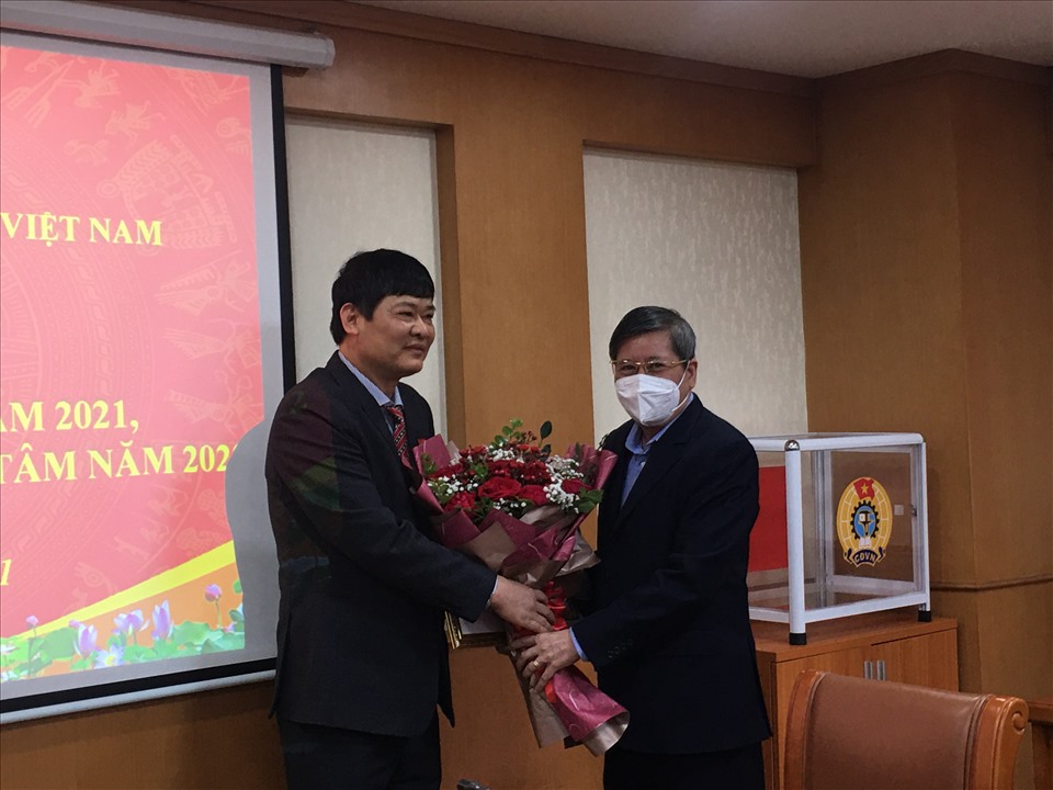 Đồng chí Trần Thanh Hải tặng hoa chúc mừng đồng chí Ngô Văn Quân nhận Huy hiệu 30 năm tuổi Đảng. Ảnh: Kiều Vũ