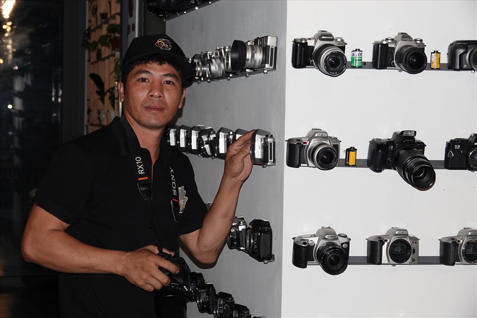 Tại Hậu Giang, anh Nguyễn Hoài Nam (34 tuổi, TX.Ngã Bảy, Hậu Giang) hiện đang sở hữu bộ sưu tập hơn 400 máy ảnh phim có tuổi thọ hàng chục năm và được xem là “độc nhất miền Tây”.